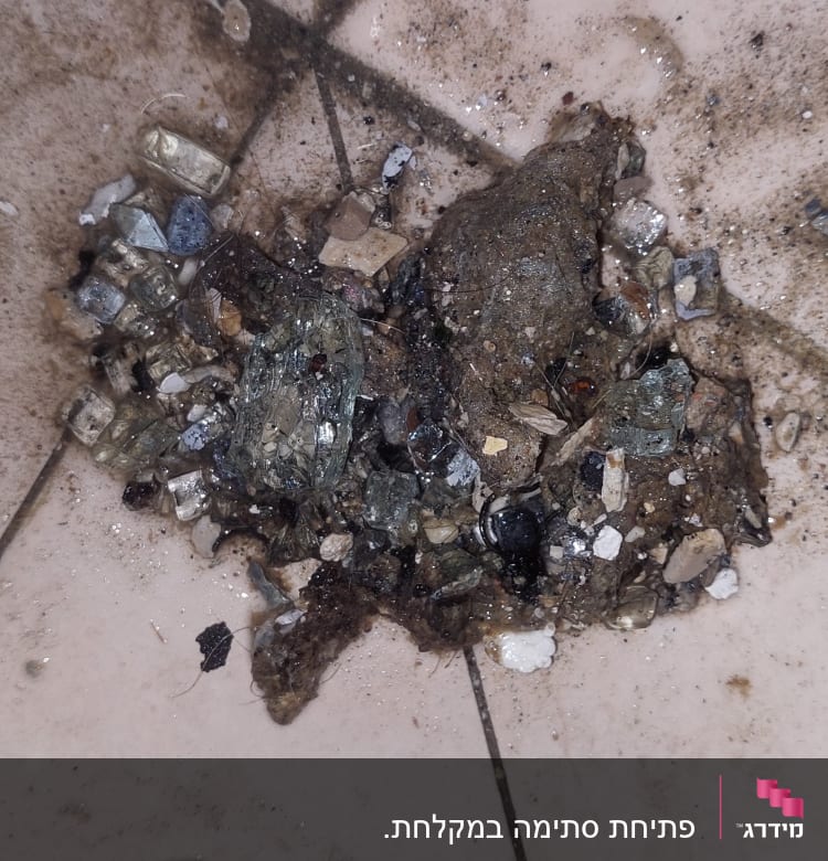 לכלוך ופסולת על רצפת קרמיקה